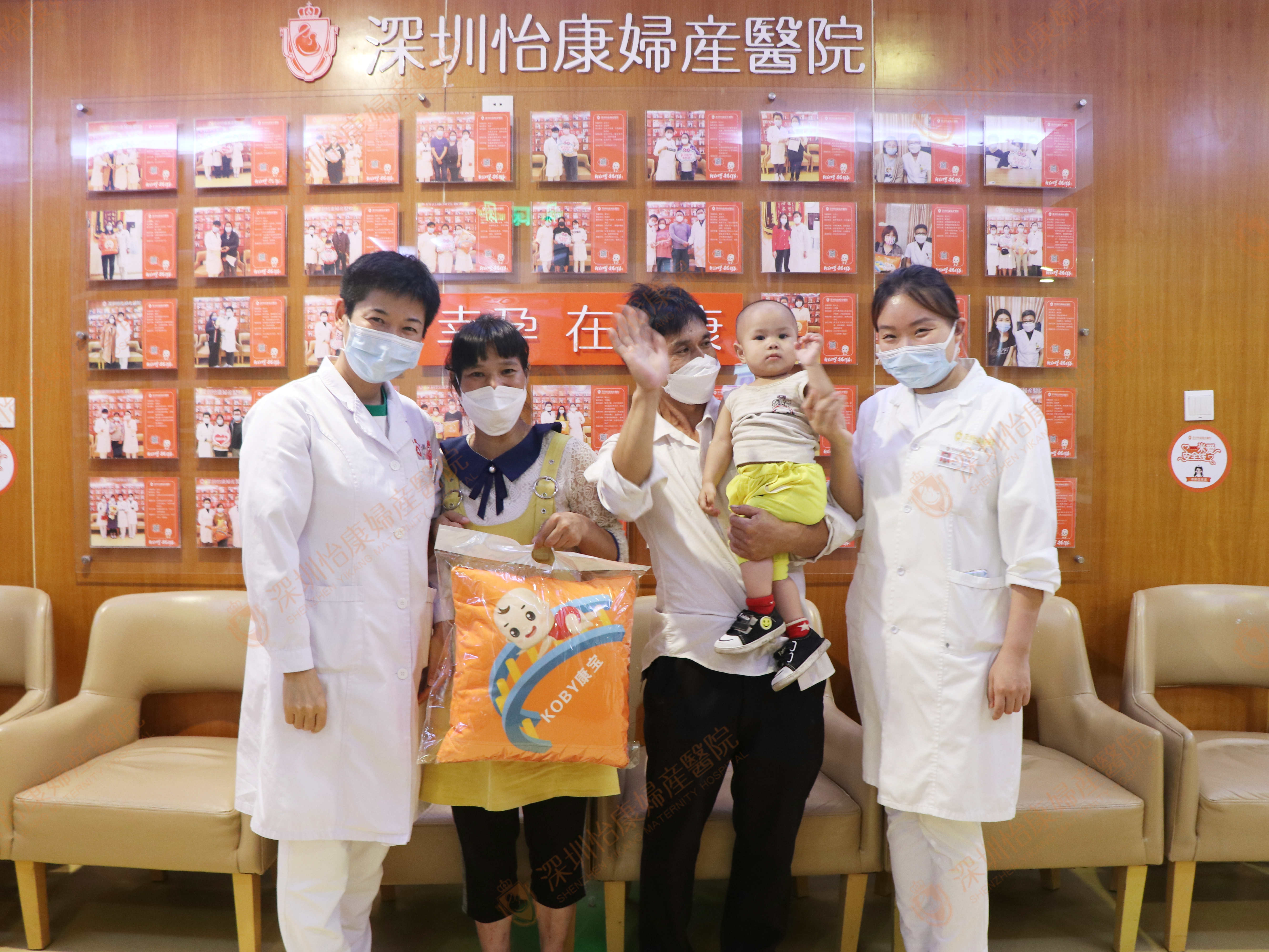 41岁高龄妈妈带着宝宝来报喜 还想备孕生二胎