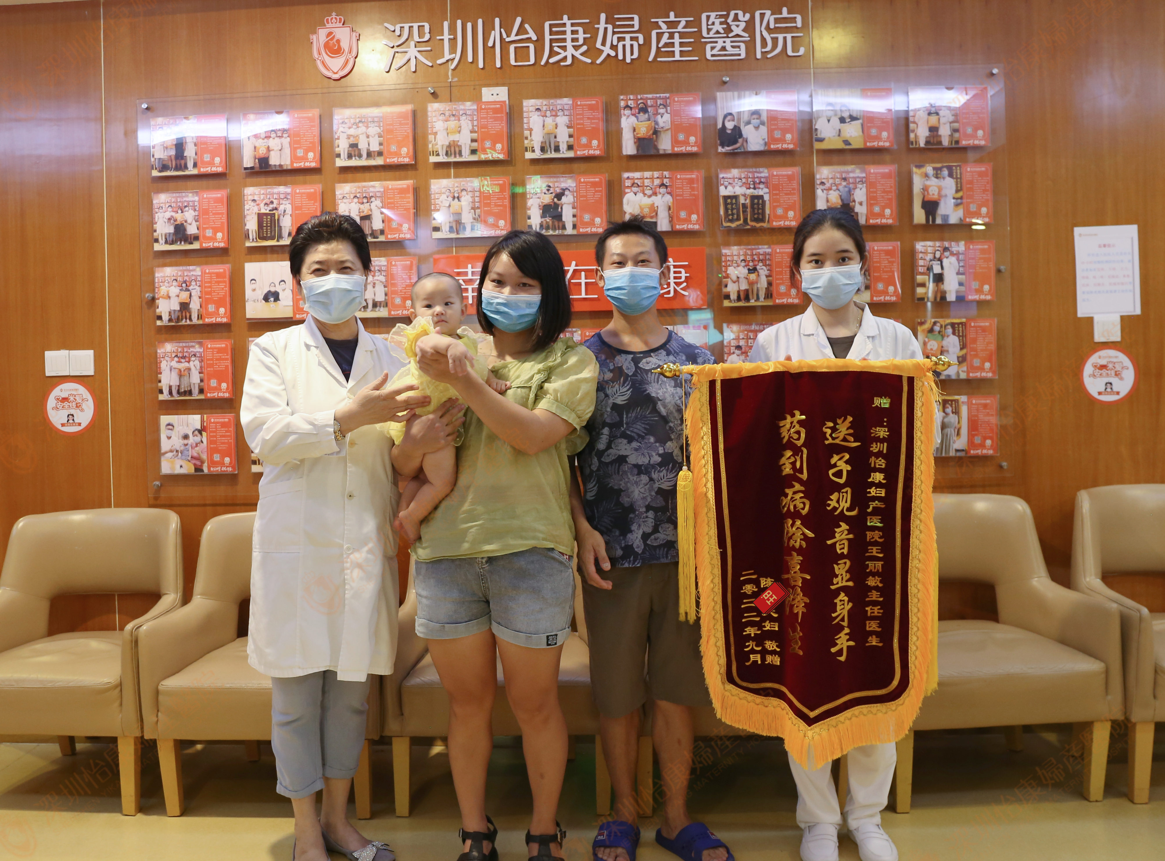 淡黄长裙小公主闪亮登场 主任抱抱四目相对好温馨