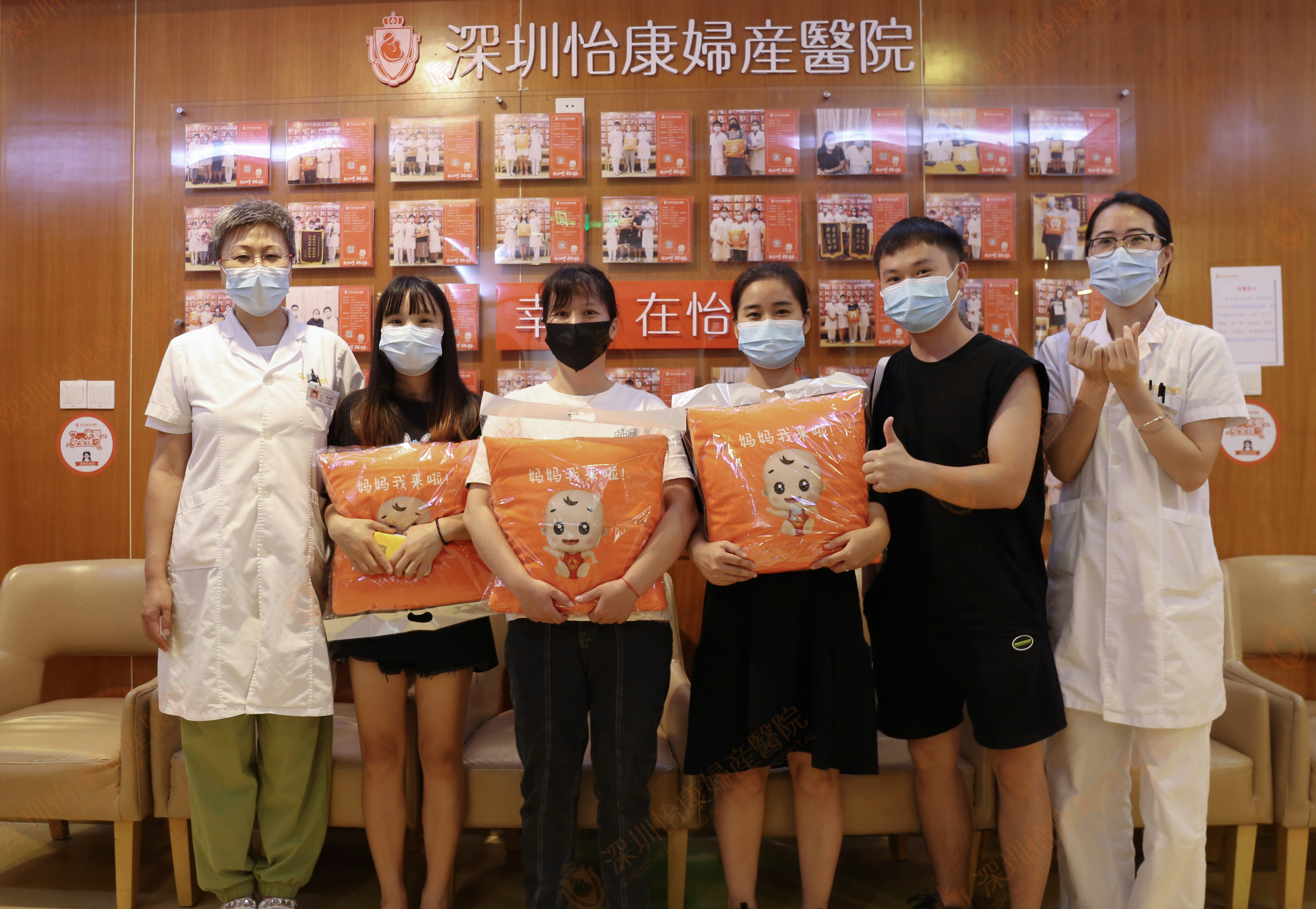 高龄求孕在怡康努力圆梦 与专家热情相拥表达感谢